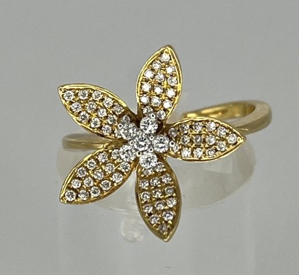 Ring in Form einer Blüte, besetzt mit vielen Brillanten, Gelbgold 750 (punziert).