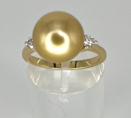 Perl-Ring mit zwei Brillanten, Gelbgold 750 (punziert).