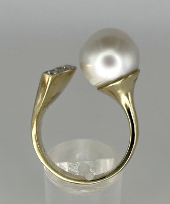 Design-Ring, Gelbgold 585 (geprüft), offene Form, Abschluss mit großer Perle, Durchmesser 13,2 mm.