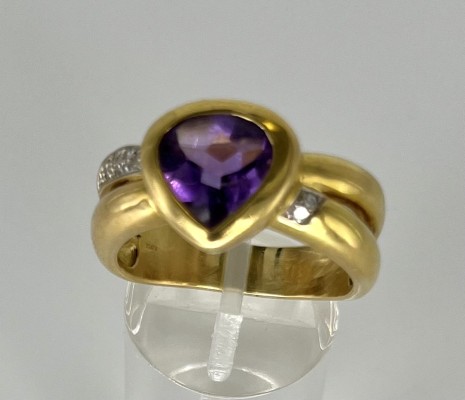 Ring mit Amethyst in herzförmiger Fassung, Gelbgold 750 (punziert).