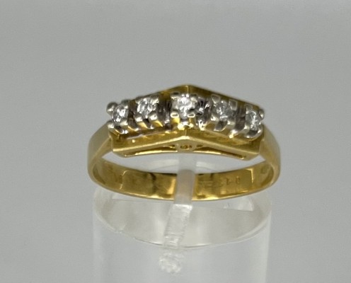 Ring, Gelbgold 750 (punziert und getestet), von der Seite her als Dreieck gearbeitet, besetzt mit fünf kleinen Steinchen (schlagen beim Brillanttest nicht an).