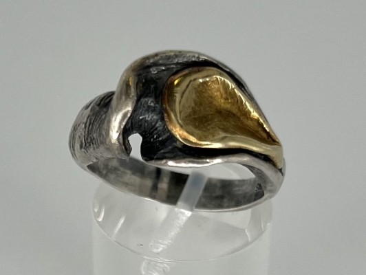 Design-Ring, bicolor, Gelbgold 585 sowie Silber 925 (punziert).