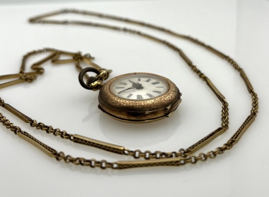 Kleine Taschenuhr an feiner Kette, Gelbgold 585 (punziert und getestet).