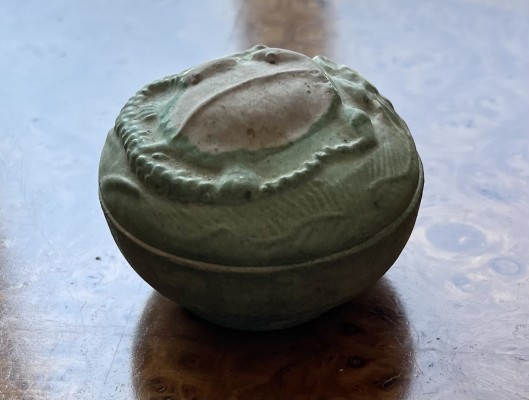 Celadon Deckeldose in Jadegrün, China.