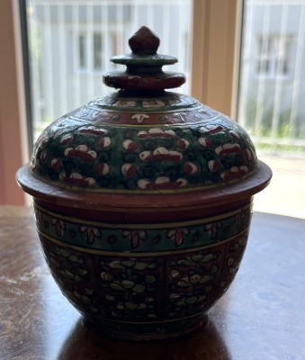 Mittelgroße Bencharong / Benjarong / Jar, 19. Jahrhundert, China.