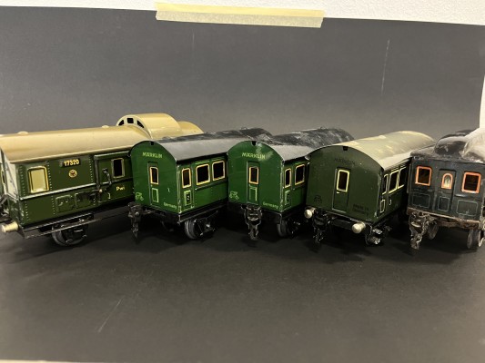 Märklin fünf Personenwagen, ein 11884, ein 17250, zwei 17190, ein Postwagen 17320. Spur 0.