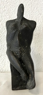 Thiel, Wolfgang (geboren 1951) Sitzende Frau, Bronzeskulptur.