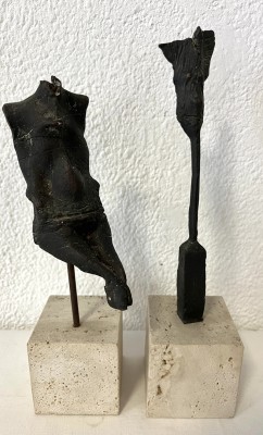 Thiel, Wolfgang (geboren 1951) zwei Bronzeskulpturen auf einem Steinsockel.