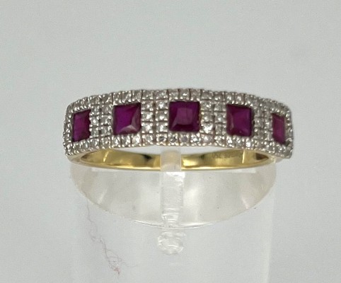 Rubin-Ring mit vielen Brillanten, Gelbgold 750 (punziert).