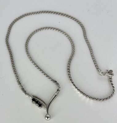 Collier mit Abschluss in Tropfenform, besetzt mit drei Saphiren, Silber 835 (punziert).