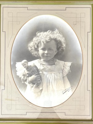 Fotografie, Mädchen mit Puppe, frühes Foto um 1900.